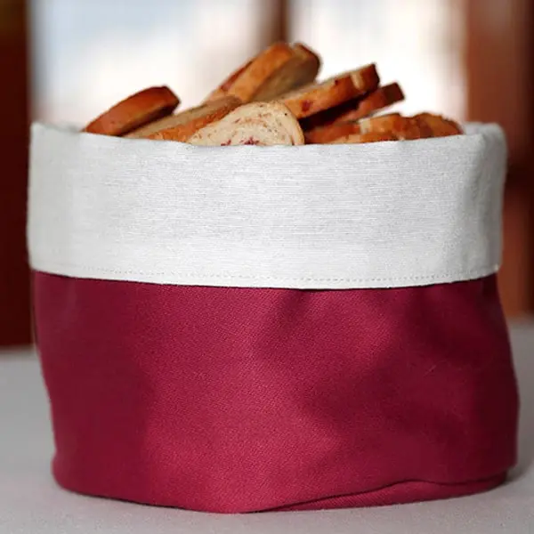 Panera Merlín, Panera de tela granate satinada y loneta blanca. Diámetro 14 cm / alto 11 cm