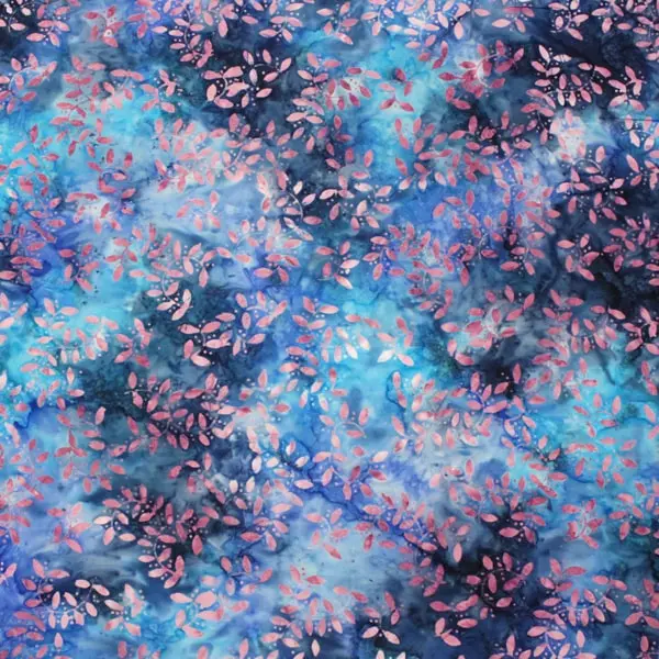 Bali Tropical Azul, Batik con fondo en tonos azules estampada con hojas en color rosa.