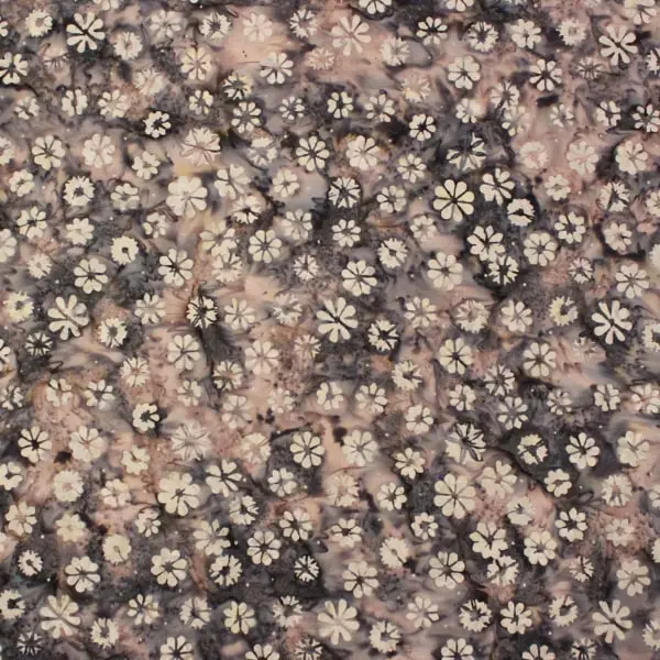 Florecitas Taupe, Batik con fondo en tonos gris y marrón estampada con flores en color beige.