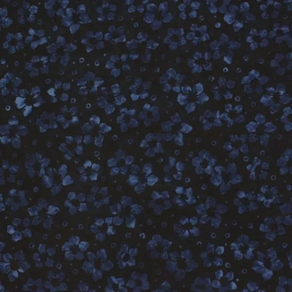 Flores Azul Navy, Batik con fondo color azul navy estampada con flores en color azul más claro.