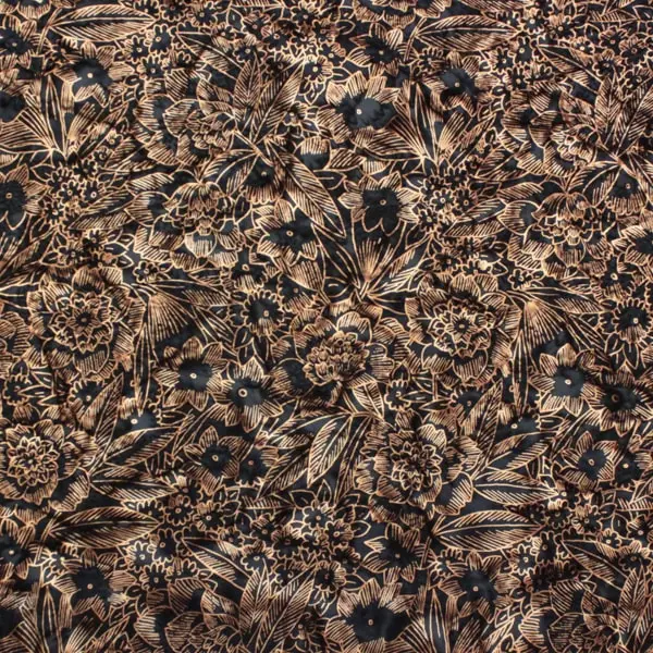 Flores Marrón, Batik con fondo negro estampada con flores en tonos marrón.