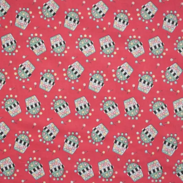 Alfileteros Coral, Tela estampada con alfileteros de diferentes colores sobre fondo coral